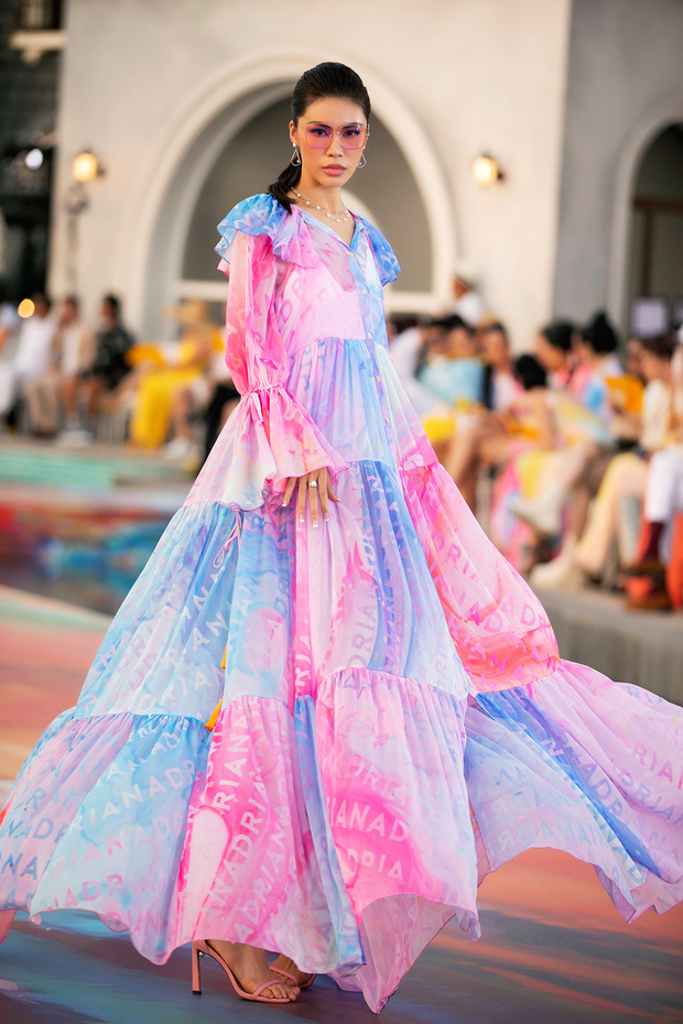 Fashion Voyage kết thúc đầy ấn tượng với BST Daydreamer của NTK Adrian Anh Tuấn 4 Fashion Voyage kết thúc đầy ấn tượng với BST Daydreamer của NTK Adrian Anh Tuấn 4