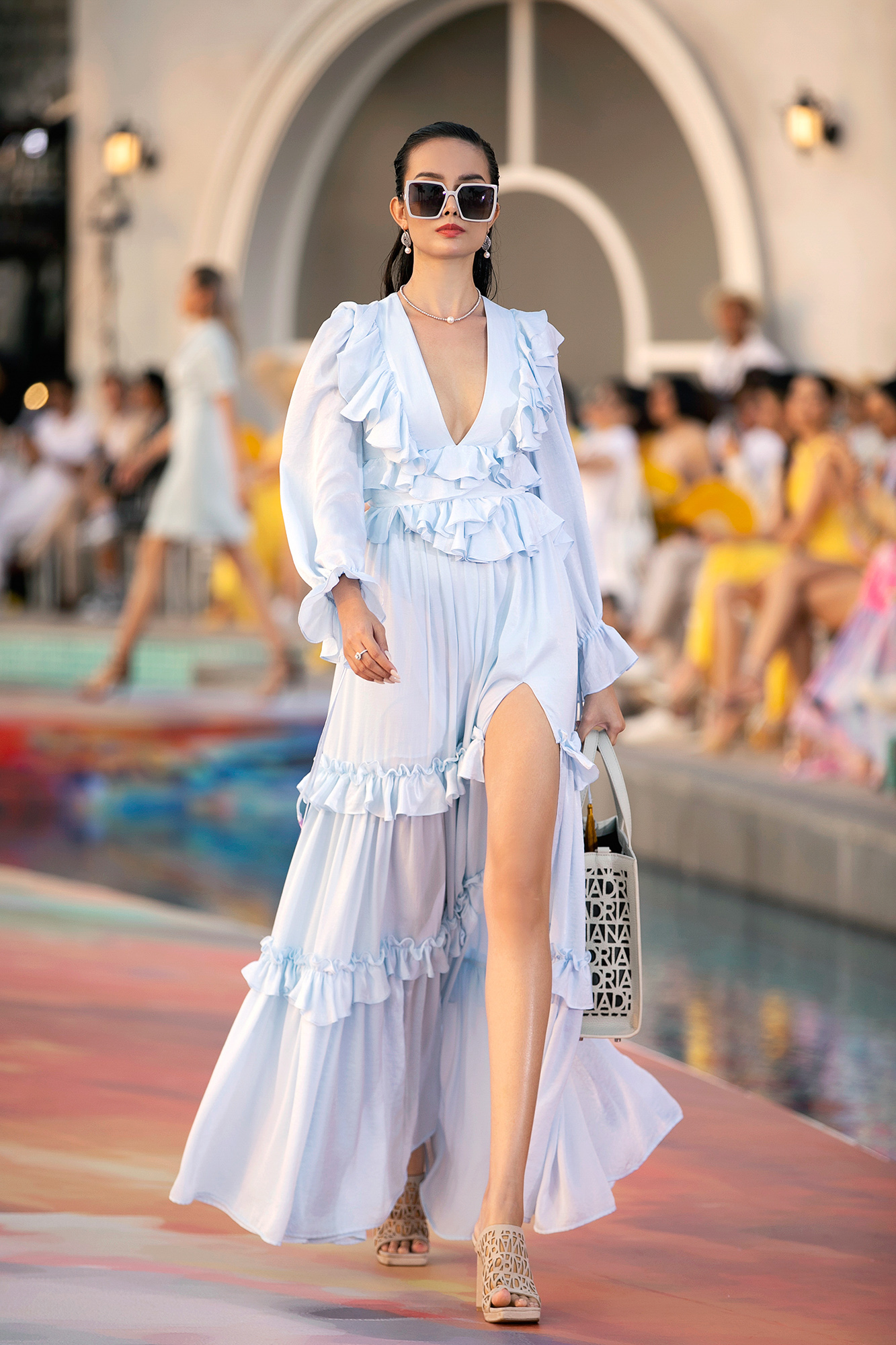 Fashion Voyage kết thúc đầy ấn tượng với BST Daydreamer của NTK Adrian Anh Tuấn 11 Fashion Voyage kết thúc đầy ấn tượng với BST Daydreamer của NTK Adrian Anh Tuấn 11