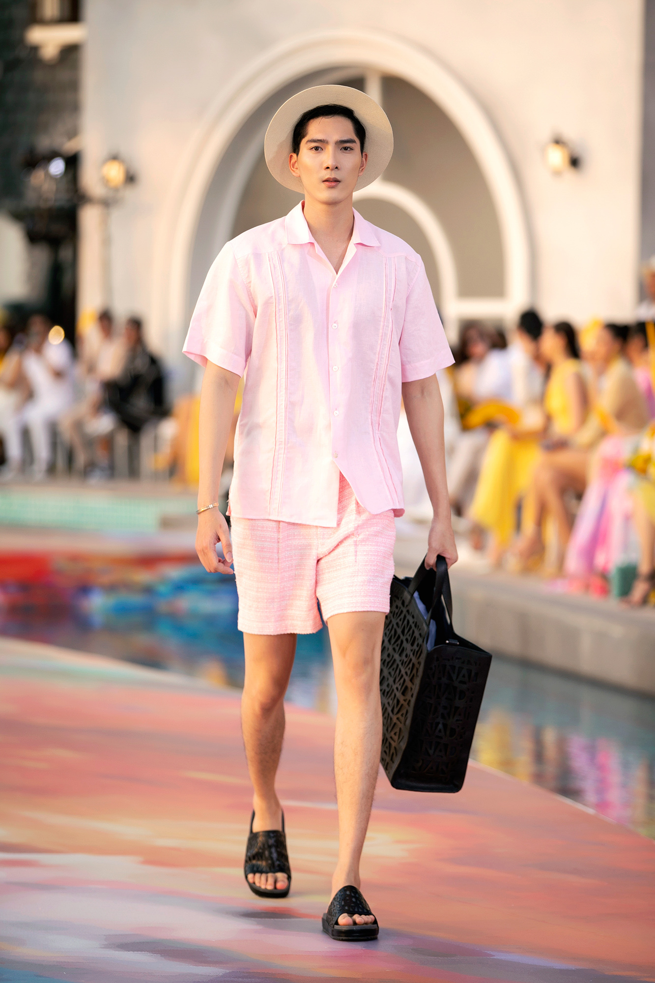 Fashion Voyage kết thúc đầy ấn tượng với BST Daydreamer của NTK Adrian Anh Tuấn 12 Fashion Voyage kết thúc đầy ấn tượng với BST Daydreamer của NTK Adrian Anh Tuấn 12