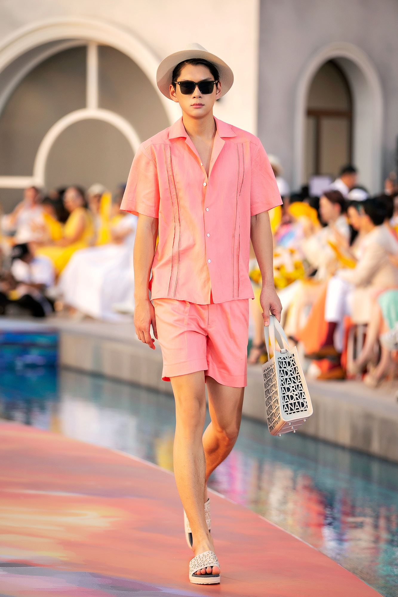 Fashion Voyage kết thúc đầy ấn tượng với BST Daydreamer của NTK Adrian Anh Tuấn 13 Fashion Voyage kết thúc đầy ấn tượng với BST Daydreamer của NTK Adrian Anh Tuấn 13