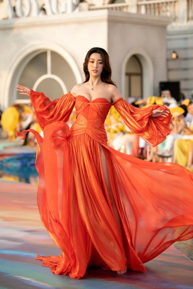 Nhìn lại màn catwalk đầy tranh cãi của Hoa hậu Đỗ Mỹ Linh 1