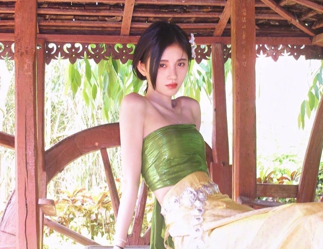 Diện trang phục truyền thống Thái Lan, Cúc Tịnh Ý khiến người hâm mộ 'đứng ngồi không yên' 2 Diện trang phục truyền thống Thái Lan, Cúc Tịnh Ý khiến người hâm mộ 'đứng ngồi không yên' 2