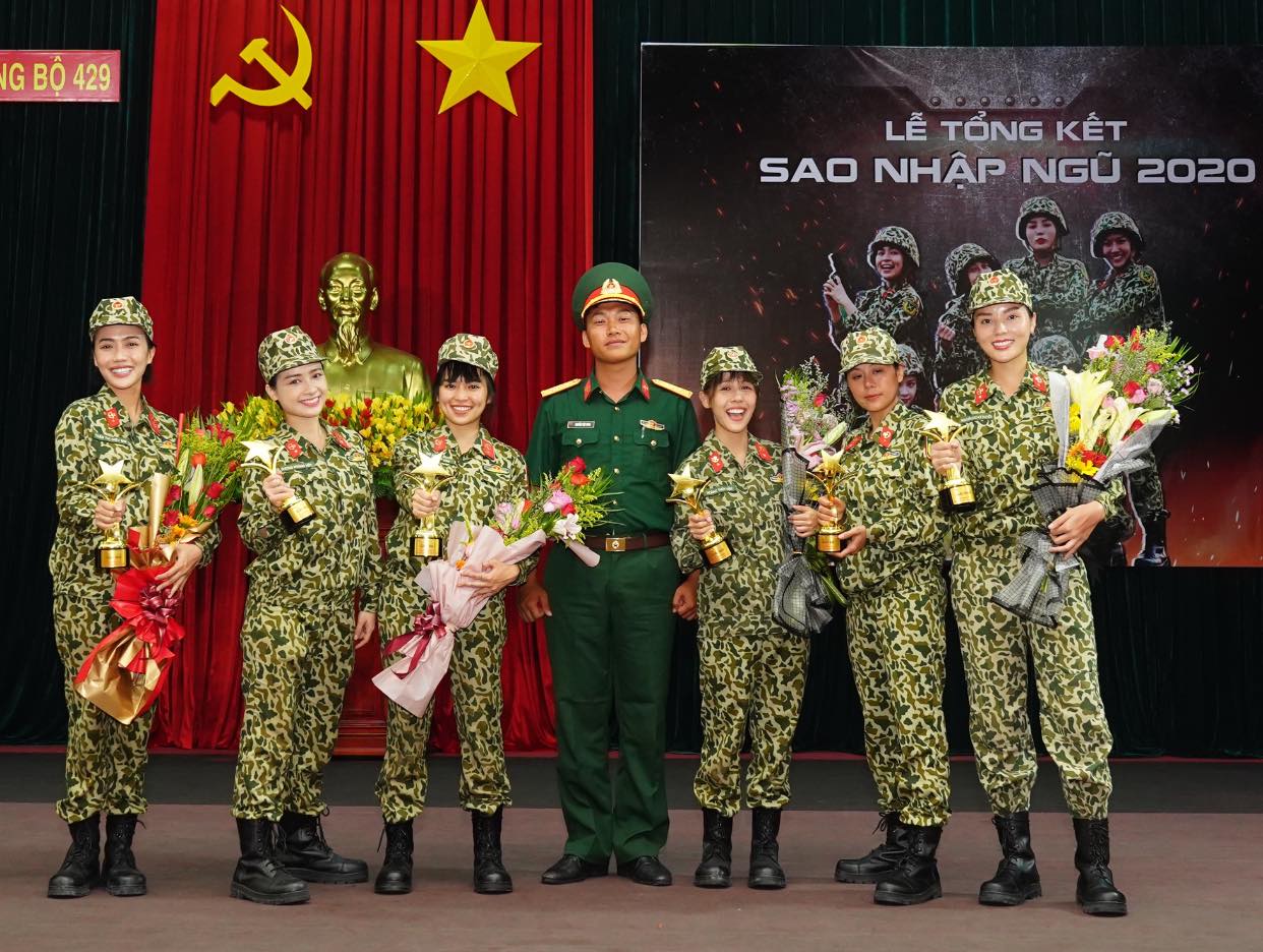 Khoành khắc 'siêu đắng yêu' của mũi trưởng Long trong giây phút chia tay hội chị em 2 Khoành khắc 'siêu đắng yêu' của mũi trưởng Long trong giây phút chia tay hội chị em 2