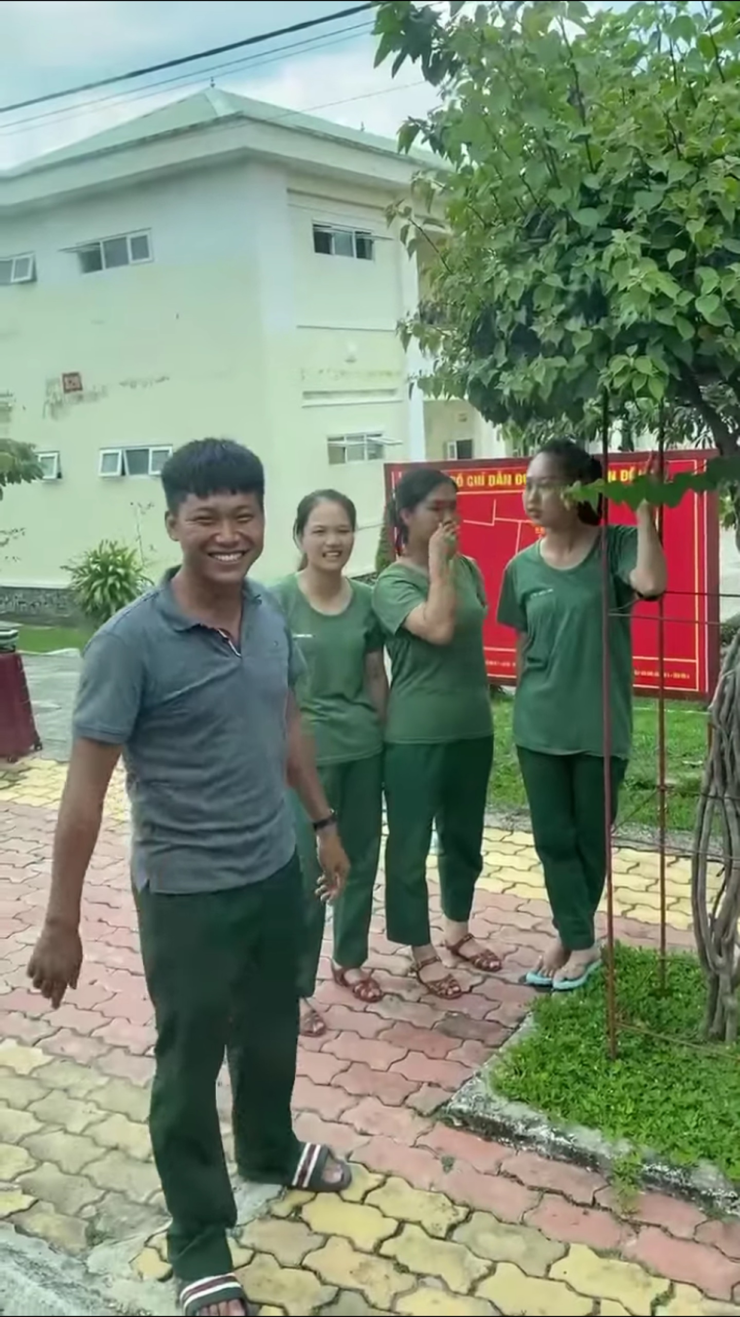 Khoành khắc 'siêu đắng yêu' của mũi trưởng Long trong giây phút chia tay hội chị em 6 Khoành khắc 'siêu đắng yêu' của mũi trưởng Long trong giây phút chia tay hội chị em 6