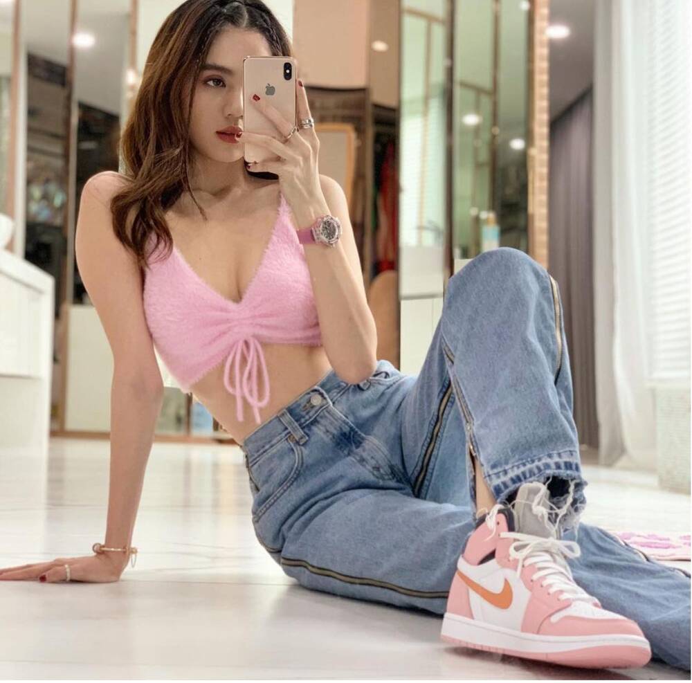 Ngọc Trinh xuống phố 'cực khét' với áo croptop dây rút mix cùng quần ống rộng 2 Ngọc Trinh xuống phố 'cực khét' với áo croptop dây rút mix cùng quần ống rộng 2