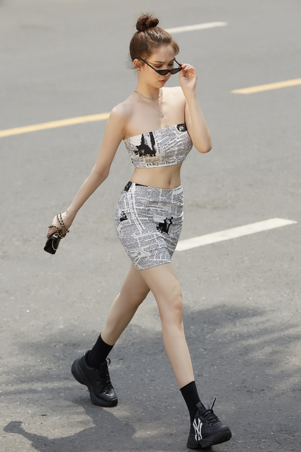 Ngọc Trinh xuống phố 'cực khét' với áo croptop dây rút mix cùng quần ống rộng 10 Ngọc Trinh xuống phố 'cực khét' với áo croptop dây rút mix cùng quần ống rộng 10