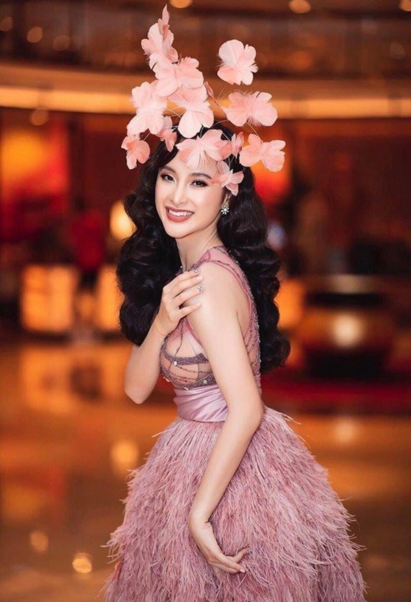 Sao Việt và những lần 'muối mặt' vì để lộ miếng dán ngực 2 Sao Việt và những lần 'muối mặt' vì để lộ miếng dán ngực 2