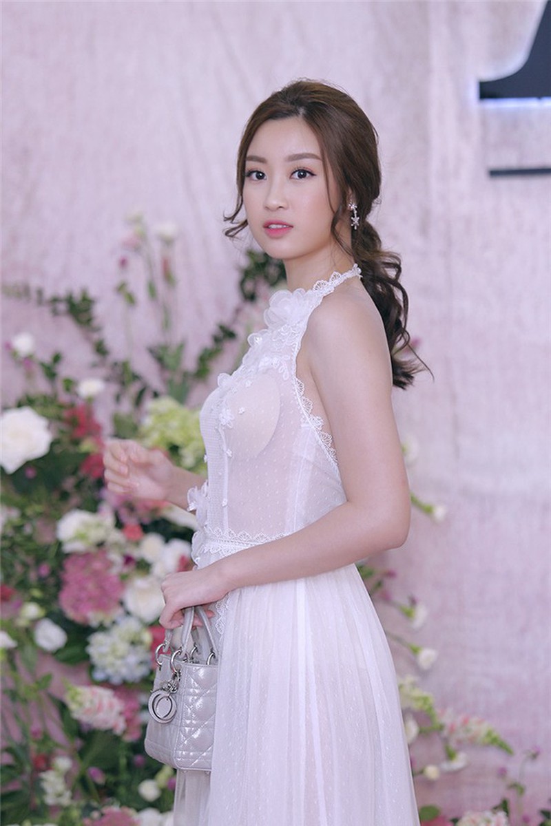 Sao Việt và những lần 'muối mặt' vì để lộ miếng dán ngực 4 Sao Việt và những lần 'muối mặt' vì để lộ miếng dán ngực 4
