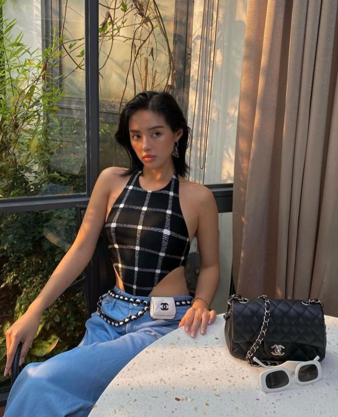 Châu Bùi, Khánh Linh, Lương Thùy Linh... diện áo hai dây xua tan cái nóng mùa hè 2 Châu Bùi, Khánh Linh, Lương Thùy Linh... diện áo hai dây xua tan cái nóng mùa hè 2