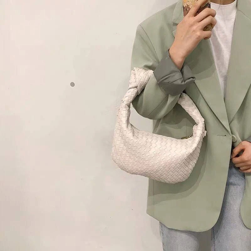 Muốn “sang-xịn-mịn” như gái Hàn, bạn không nên bỏ qua những kiểu túi xách này - Ảnh 5 Muốn “sang-xịn-mịn” như gái Hàn, bạn không nên bỏ qua những kiểu túi xách này - Ảnh 5