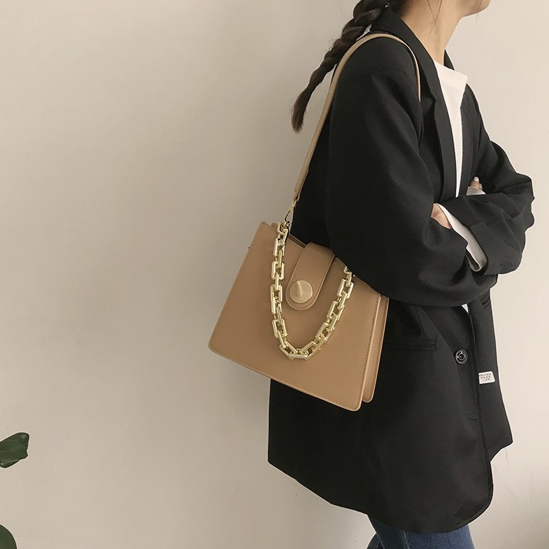 Muốn “sang-xịn-mịn” như gái Hàn, bạn không nên bỏ qua những kiểu túi xách này - Ảnh 8 Muốn “sang-xịn-mịn” như gái Hàn, bạn không nên bỏ qua những kiểu túi xách này - Ảnh 8