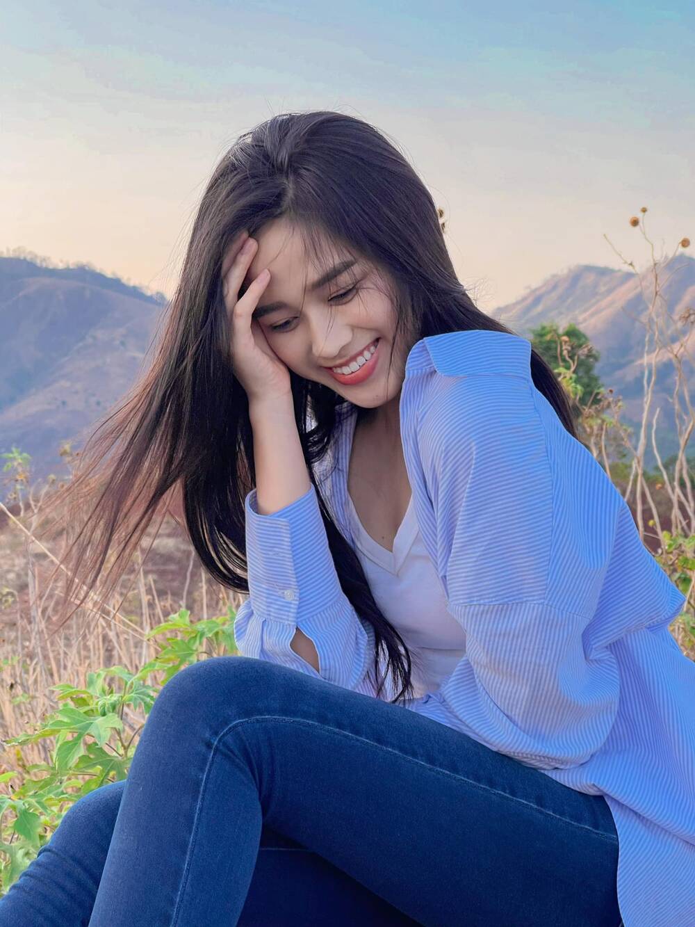 Chẳng diện váy yếm cầu kì, chỉ quần jean áo sơmi Hoa hậu Đỗ Thị Hà vẫn xinh tươi hết nấc - Ảnh 3 Chẳng diện váy yếm cầu kì, chỉ quần jean áo sơmi Hoa hậu Đỗ Thị Hà vẫn xinh tươi hết nấc - Ảnh 3