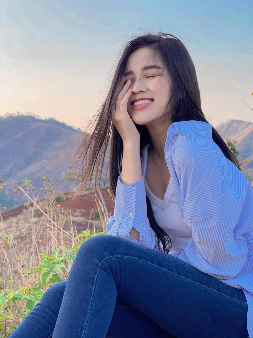 Chẳng diện váy yếm cầu kì, chỉ quần jean áo sơmi Hoa hậu Đỗ Thị Hà vẫn xinh tươi hết nấc - Ảnh 4 Chẳng diện váy yếm cầu kì, chỉ quần jean áo sơmi Hoa hậu Đỗ Thị Hà vẫn xinh tươi hết nấc - Ảnh 4