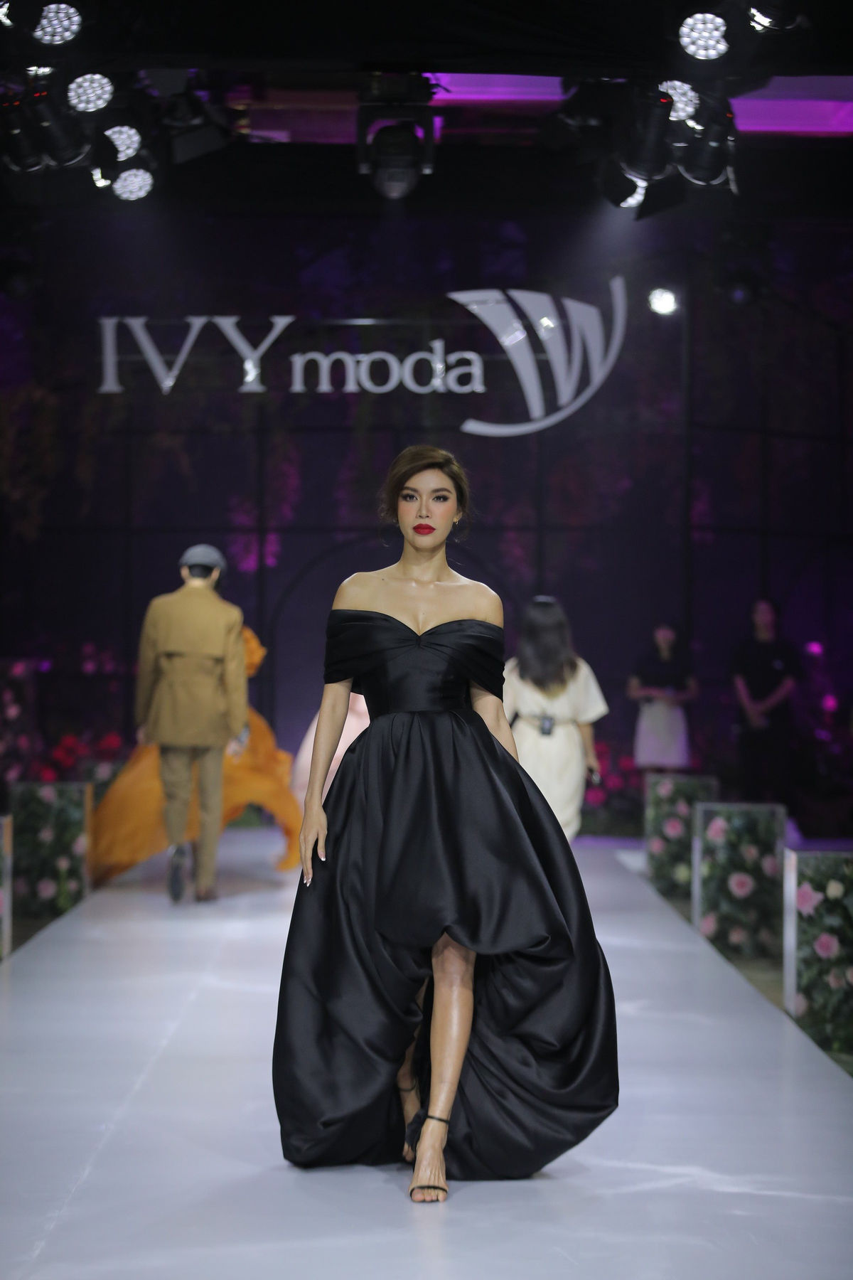 Thời trang thảm đỏ của sao Việt tại Fashion show IVY Moda: Hairiwon sang chảnh, Thiều bảo Trâm hết mực nữ tính - Ảnh 8 Thời trang thảm đỏ của sao Việt tại Fashion show IVY Moda: Hairiwon sang chảnh, Thiều bảo Trâm hết mực nữ tính - Ảnh 8