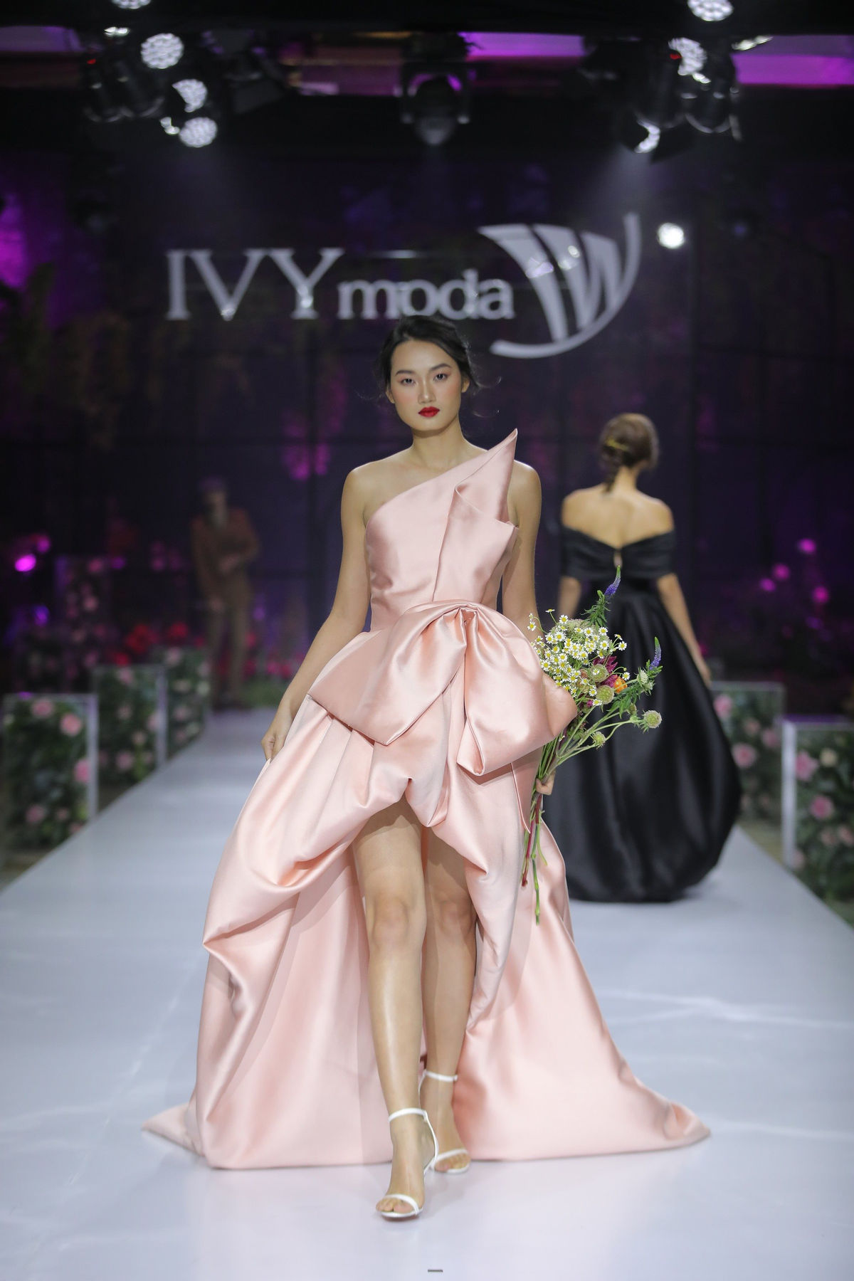 Thời trang thảm đỏ của sao Việt tại Fashion show IVY Moda: Hairiwon sang chảnh, Thiều bảo Trâm hết mực nữ tính - Ảnh 9 Thời trang thảm đỏ của sao Việt tại Fashion show IVY Moda: Hairiwon sang chảnh, Thiều bảo Trâm hết mực nữ tính - Ảnh 9