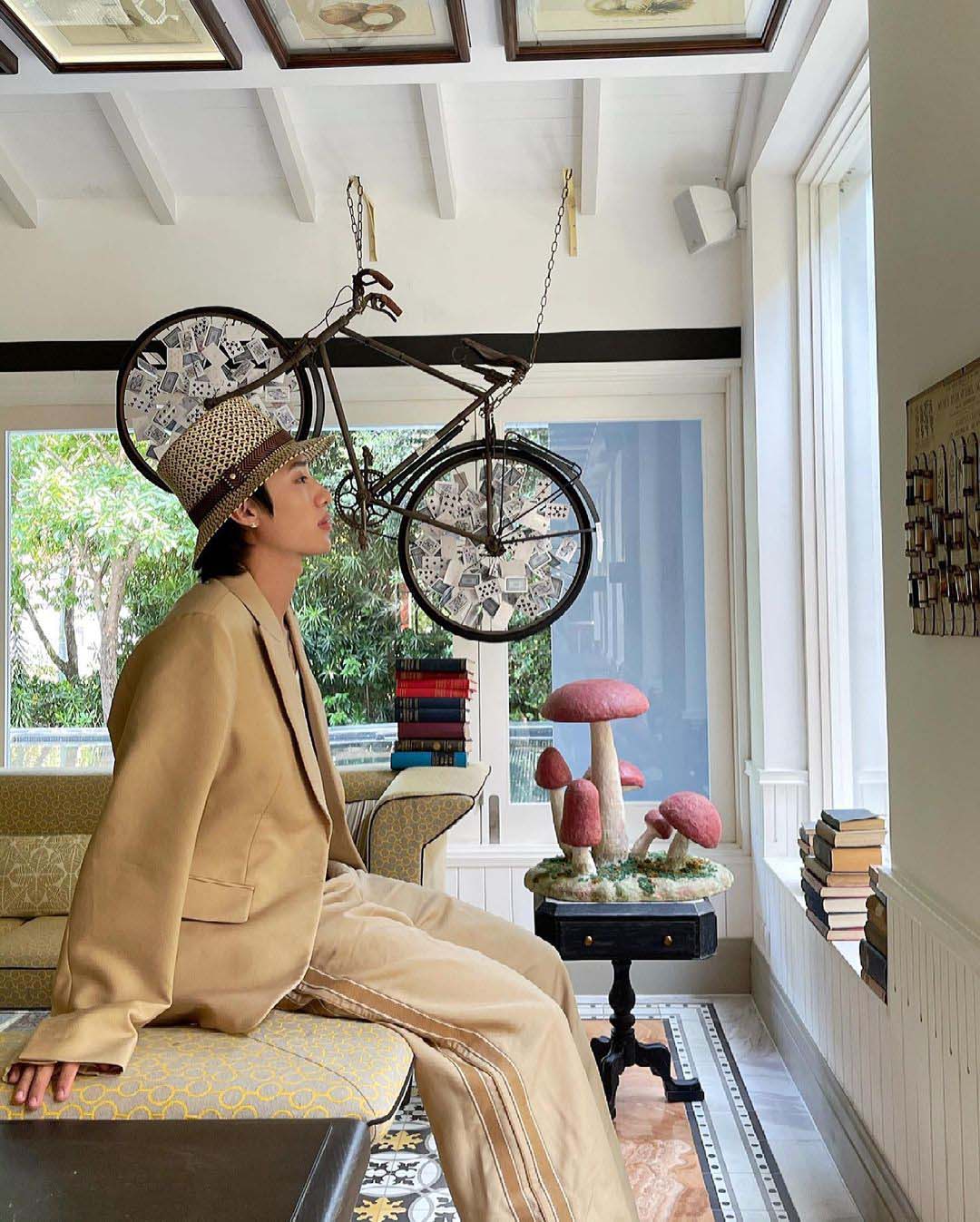 Sao nam tuần qua mặc gì: Phạm Bảo Luận đỏm dáng với xu hướng oversized-tailored, Gong Yoo chuẩn 'gừng càng già càng cay' 1 Sao nam tuần qua mặc gì: Phạm Bảo Luận đỏm dáng với xu hướng oversized-tailored, Gong Yoo chuẩn 'gừng càng già càng cay' 1