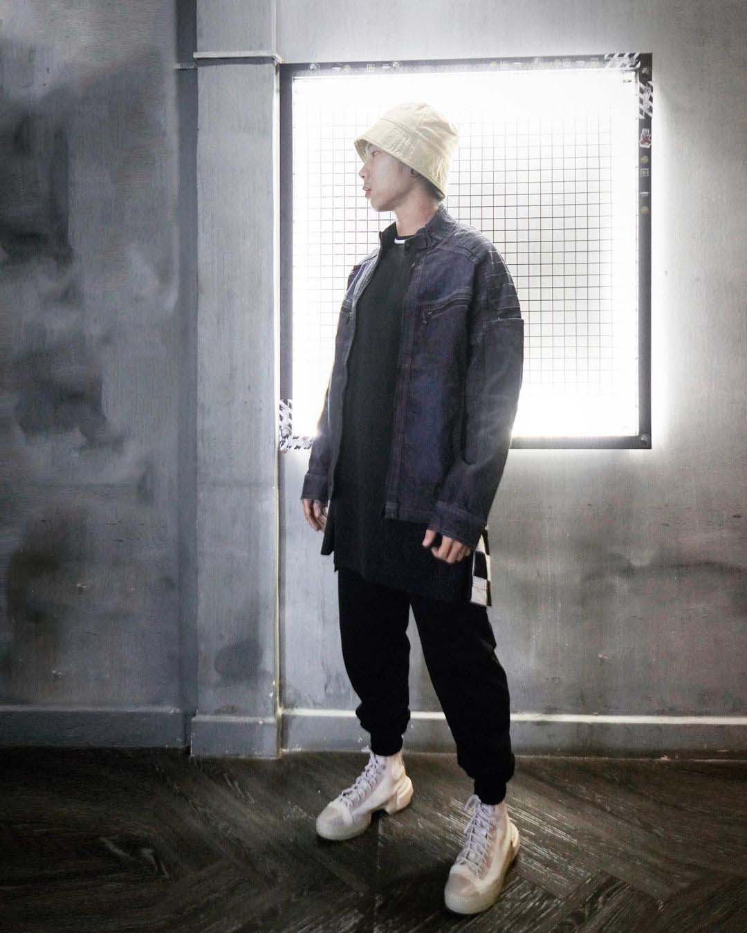 Sao nam tuần qua mặc gì: Phạm Bảo Luận đỏm dáng với xu hướng oversized-tailored, Gong Yoo chuẩn 'gừng càng già càng cay' 4 Sao nam tuần qua mặc gì: Phạm Bảo Luận đỏm dáng với xu hướng oversized-tailored, Gong Yoo chuẩn 'gừng càng già càng cay' 4