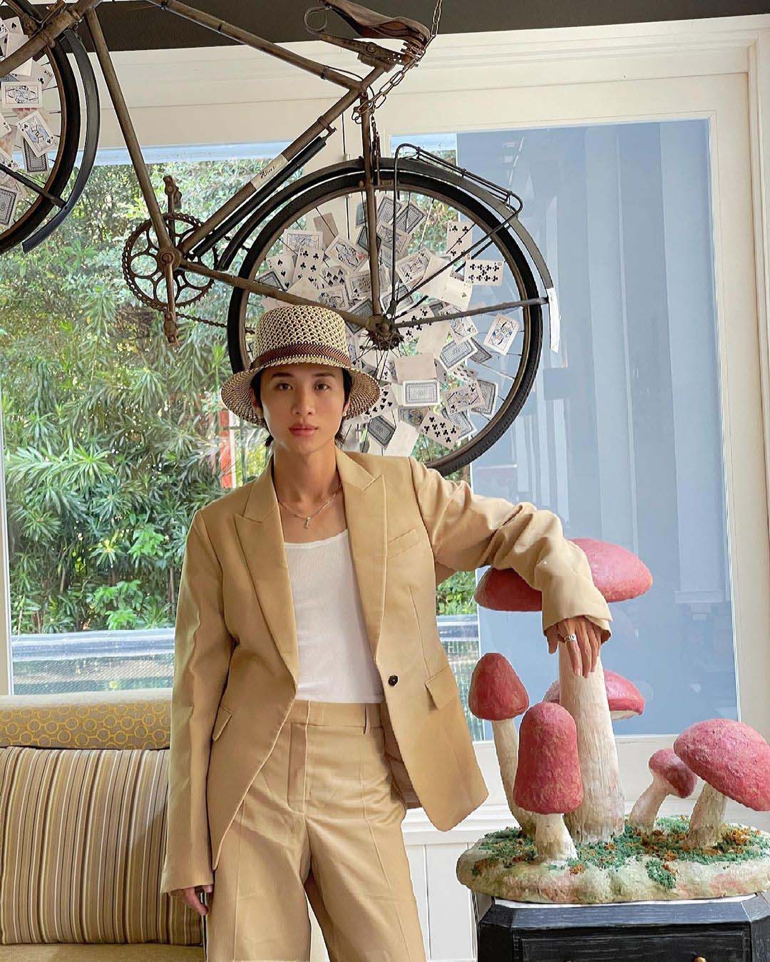 Sao nam tuần qua mặc gì: Phạm Bảo Luận đỏm dáng với xu hướng oversized-tailored, Gong Yoo chuẩn 'gừng càng già càng cay' 2 Sao nam tuần qua mặc gì: Phạm Bảo Luận đỏm dáng với xu hướng oversized-tailored, Gong Yoo chuẩn 'gừng càng già càng cay' 2