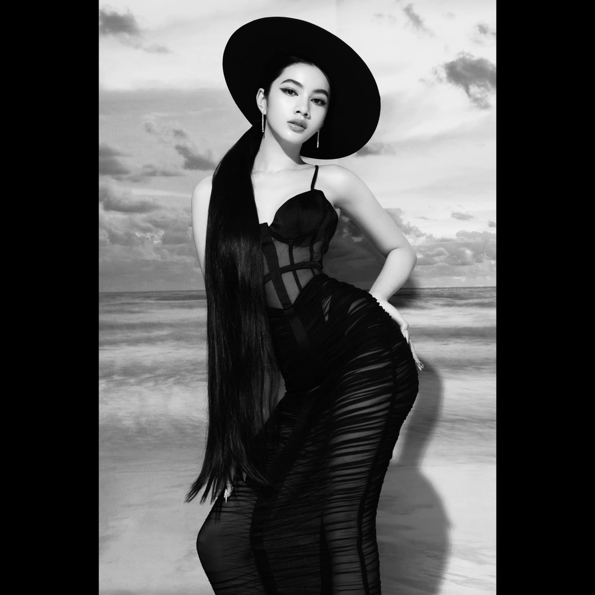 Tình trẻ chồng cũ Lệ Quyên đẹp 'hút hồn' trong loạt ảnh thời trang đen trắng - Ảnh 2 Tình trẻ chồng cũ Lệ Quyên đẹp 'hút hồn' trong loạt ảnh thời trang đen trắng - Ảnh 2