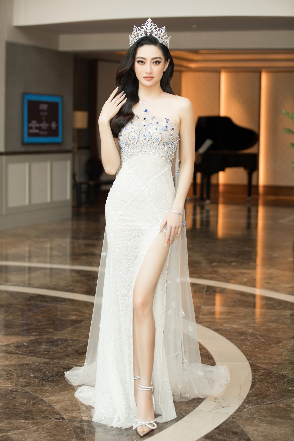 Thời trang thảm đỏ họp báo Miss World Việt Nam 2021: Lương Thùy Linh đẹp tựa thiên nga, Kiểu Loan lột xác khoe vòng 1 ngồn ngột - Ảnh 1 Thời trang thảm đỏ họp báo Miss World Việt Nam 2021: Lương Thùy Linh đẹp tựa thiên nga, Kiểu Loan lột xác khoe vòng 1 ngồn ngột - Ảnh 1