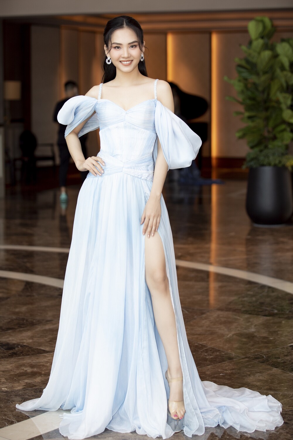 Thời trang thảm đỏ họp báo Miss World Việt Nam 2021: Lương Thùy Linh đẹp tựa thiên nga, Kiểu Loan lột xác khoe vòng 1 ngồn ngột - Ảnh 8 Thời trang thảm đỏ họp báo Miss World Việt Nam 2021: Lương Thùy Linh đẹp tựa thiên nga, Kiểu Loan lột xác khoe vòng 1 ngồn ngột - Ảnh 8