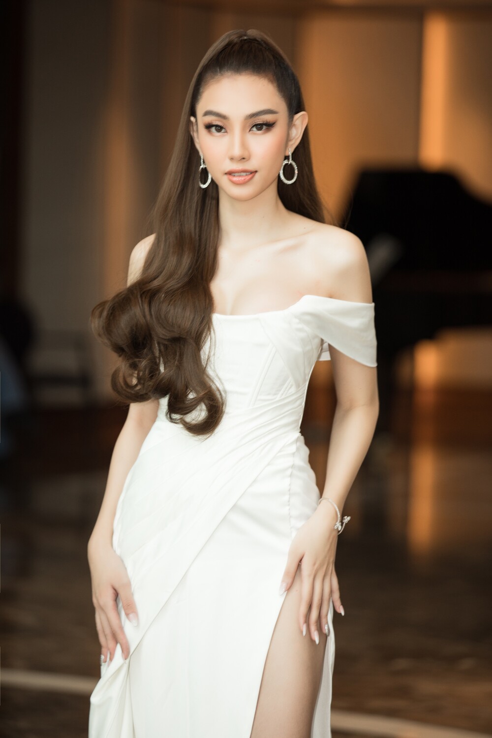 Thời trang thảm đỏ họp báo Miss World Việt Nam 2021: Lương Thùy Linh đẹp tựa thiên nga, Kiểu Loan lột xác khoe vòng 1 ngồn ngột - Ảnh 9