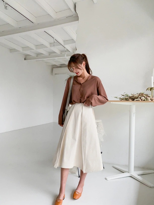 Cách diện chân váy trắng, thanh lịch từ công sở ra phố 2 Cách diện chân váy trắng, thanh lịch từ công sở ra phố 2
