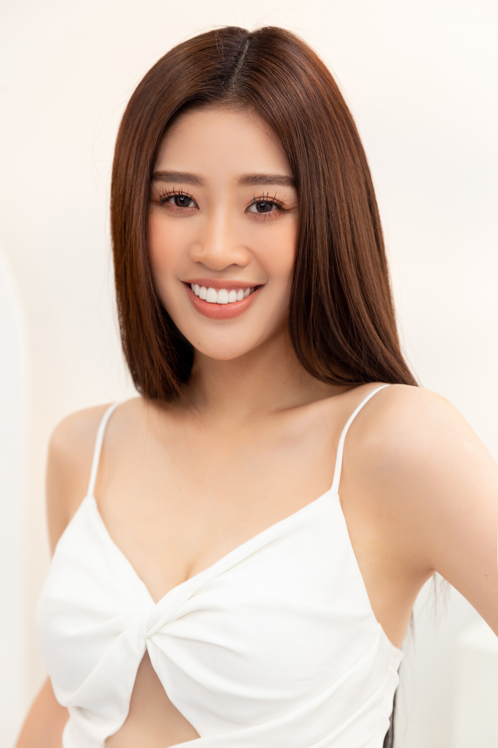 Khánh Vân tự lên đồ, tự make-up và làm tóc vẫn xinh xẻo: Xứng đáng là chiến binh Miss Universe 2020 1 Khánh Vân tự lên đồ, tự make-up và làm tóc vẫn xinh xẻo: Xứng đáng là chiến binh Miss Universe 2020 1