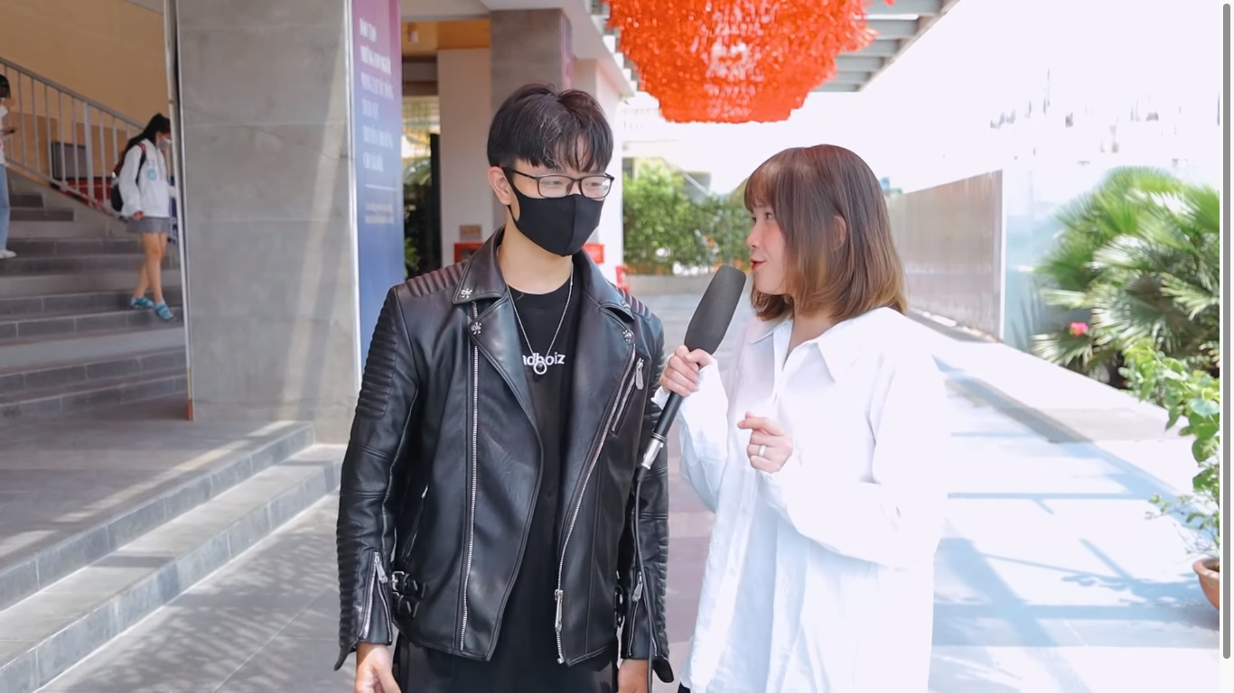 Bóc outfit của sinh viên Đại học: Từ đầu đến chân sương sương 200 triệu, đúng chuẩn 'dân chơi học đường' 2 Bóc outfit của sinh viên Đại học: Từ đầu đến chân sương sương 200 triệu, đúng chuẩn 'dân chơi học đường' 2