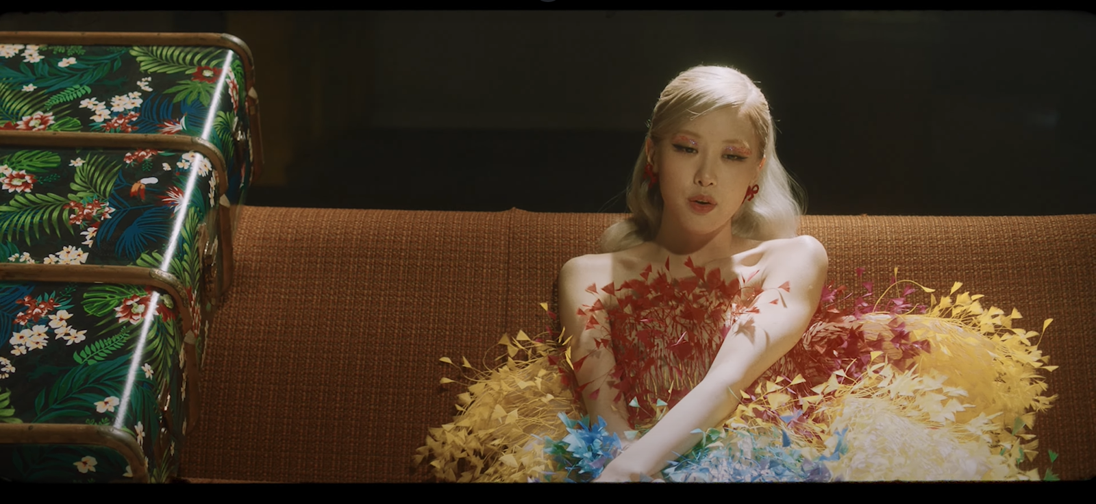 Rosé tiếp tục diện đồ của NTK Nguyễn Công Trí trong MV 'Gone' 4 Rosé tiếp tục diện đồ của NTK Nguyễn Công Trí trong MV 'Gone' 4