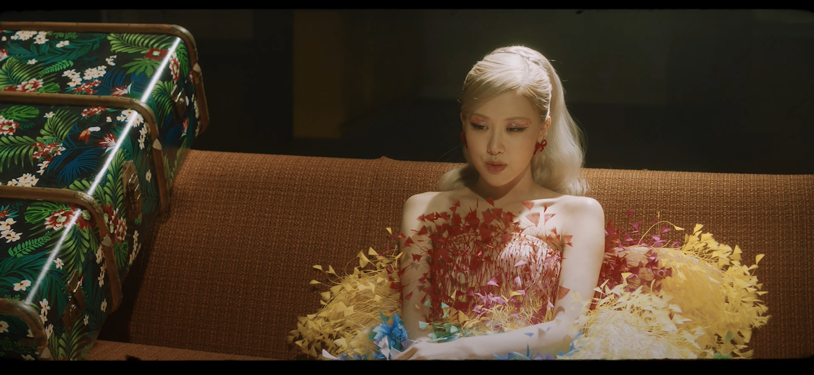 Rosé tiếp tục diện đồ của NTK Nguyễn Công Trí trong MV 'Gone' 5 Rosé tiếp tục diện đồ của NTK Nguyễn Công Trí trong MV 'Gone' 5