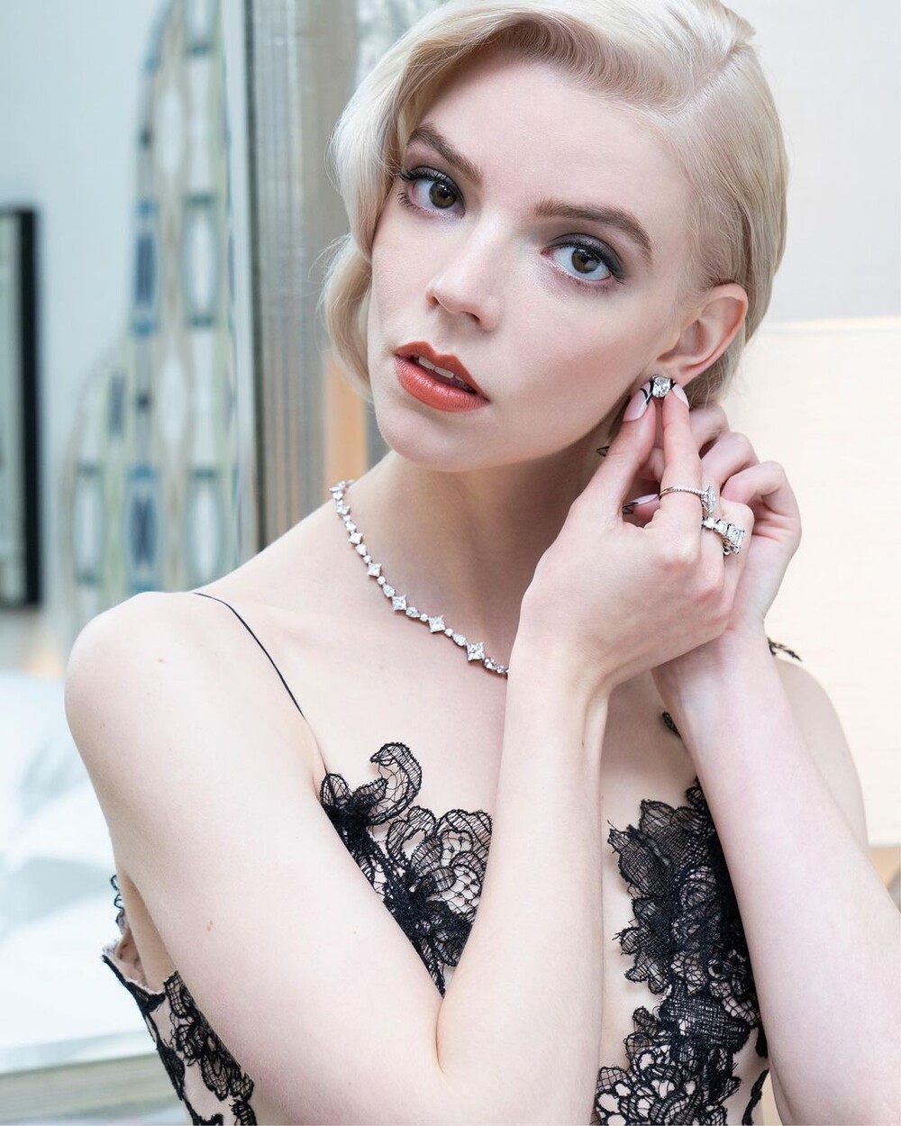 Anya Taylor-Joy 'dát' bộ phụ kiện hơn 18 tỷ lễ trao giải SAG 2021 2 Anya Taylor-Joy 'dát' bộ phụ kiện hơn 18 tỷ lễ trao giải SAG 2021 2