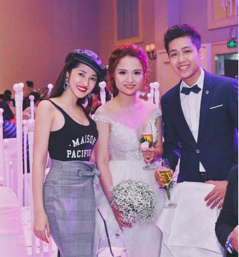 Sao Việt và những pha lên đồ dự tiệc cưới: Người xinh tươi hết nấc, người thích ‘chơi trội’ đẹp hơn cả cô dâu 9 Sao Việt và những pha lên đồ dự tiệc cưới: Người xinh tươi hết nấc, người thích ‘chơi trội’ đẹp hơn cả cô dâu 9
