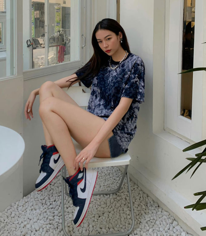 Thời trang sao Việt tuần qua: Ngọc Trinh tươi tắn tựa gái đôi mươi, Chi Pu hút hồn với váy ôm sát. 2 Thời trang sao Việt tuần qua: Ngọc Trinh tươi tắn tựa gái đôi mươi, Chi Pu hút hồn với váy ôm sát. 2