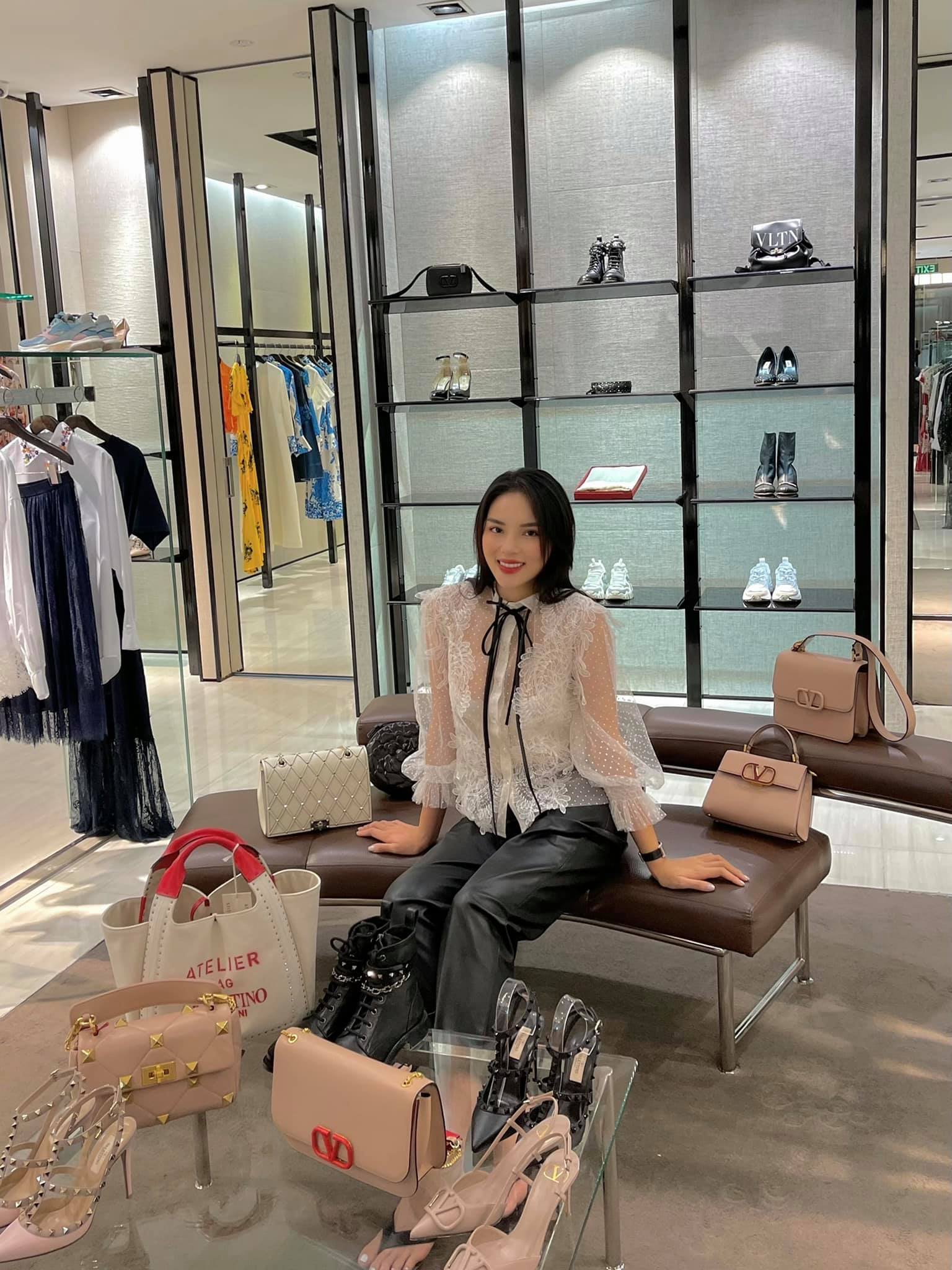 Kỳ Duyên chi hàng trăm triệu để tậu đồ hiệu, phải chăng muốn soán ngôi 'nữ hoàng đập hộp' của Ngọc Trinh 2 Kỳ Duyên chi hàng trăm triệu để tậu đồ hiệu, phải chăng muốn soán ngôi 'nữ hoàng đập hộp' của Ngọc Trinh 2
