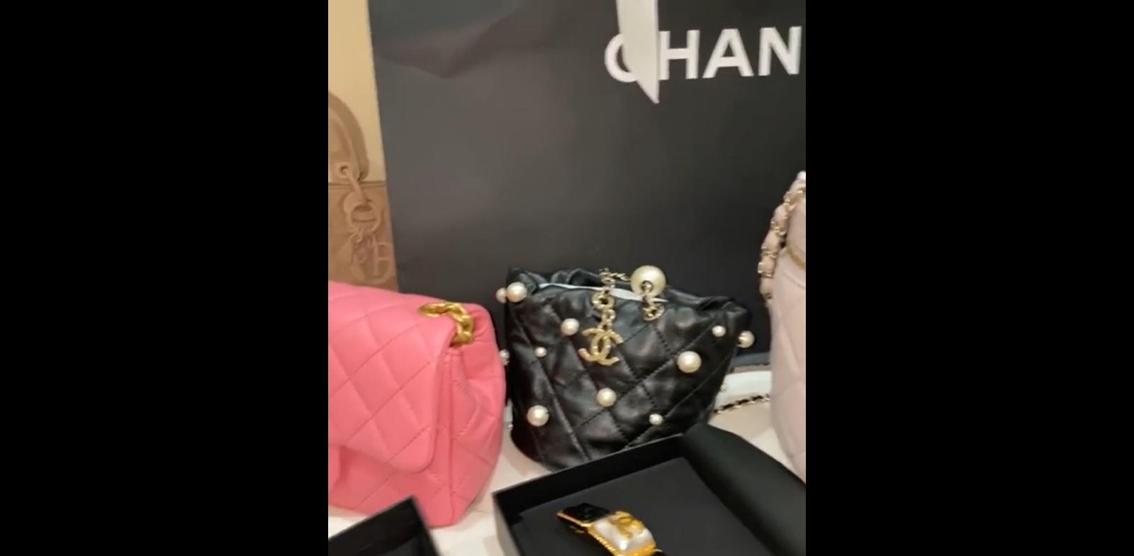Sướng như ái nữ nhà Cardi B: Mới 3 tuổi đã được mẹ sắm cho cả núi đồ hiệu, trang sức đếm 3 ngày không hết 2 Sướng như ái nữ nhà Cardi B: Mới 3 tuổi đã được mẹ sắm cho cả núi đồ hiệu, trang sức đếm 3 ngày không hết 2