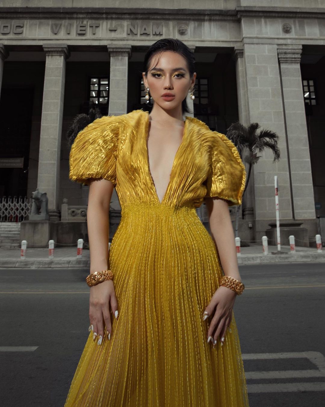 Cùng diện chung một mẫu váy nhưng Hà Hồ lấn át cả Khánh Linh và Lương Thùy Linh với pha pose dáng ấn tượng 5 Cùng diện chung một mẫu váy nhưng Hà Hồ lấn át cả Khánh Linh và Lương Thùy Linh với pha pose dáng ấn tượng 5