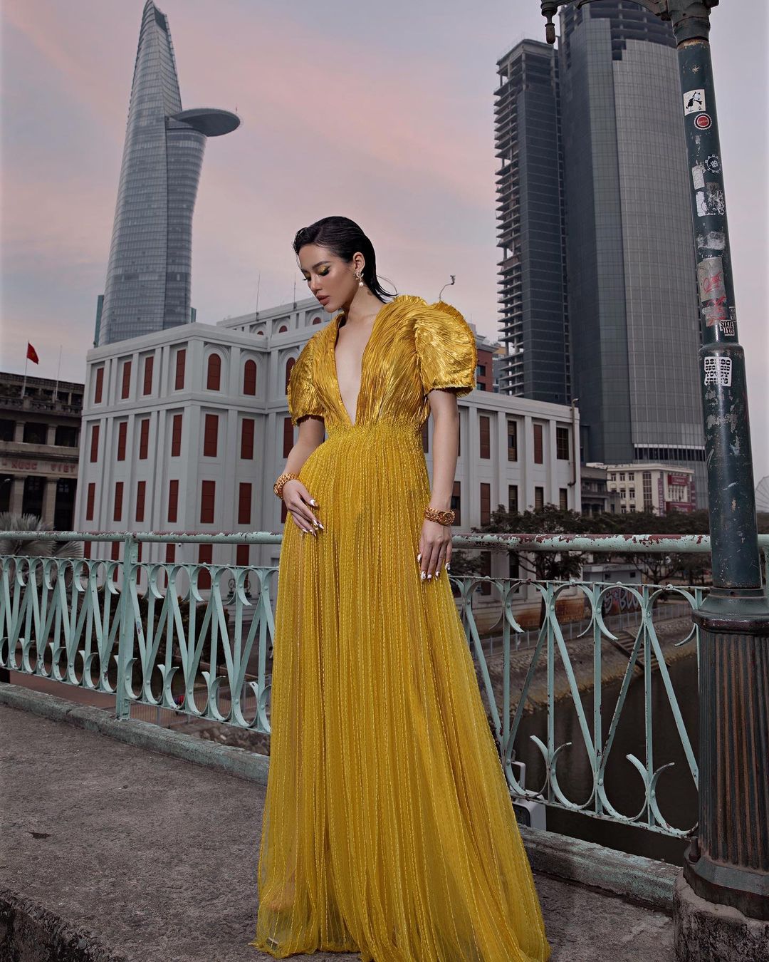 Cùng diện chung một mẫu váy nhưng Hà Hồ lấn át cả Khánh Linh và Lương Thùy Linh với pha pose dáng ấn tượng 6 Cùng diện chung một mẫu váy nhưng Hà Hồ lấn át cả Khánh Linh và Lương Thùy Linh với pha pose dáng ấn tượng 6