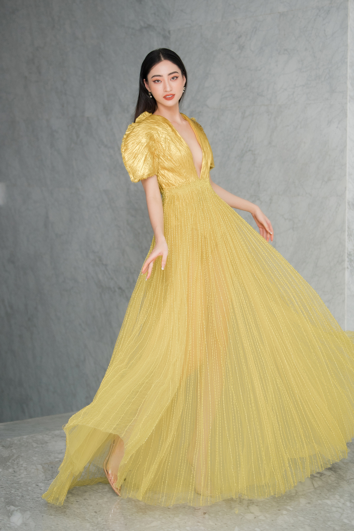 Cùng diện chung một mẫu váy nhưng Hà Hồ lấn át cả Khánh Linh và Lương Thùy Linh với pha pose dáng ấn tượng 3 Cùng diện chung một mẫu váy nhưng Hà Hồ lấn át cả Khánh Linh và Lương Thùy Linh với pha pose dáng ấn tượng 3