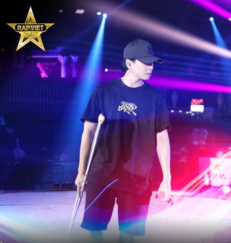 Karik chống nạng lên tổng duyệt sân khấu đêm nhạc Rap Việt khiến fan không khỏi xót xa 3 Karik chống nạng lên tổng duyệt sân khấu đêm nhạc Rap Việt khiến fan không khỏi xót xa 3