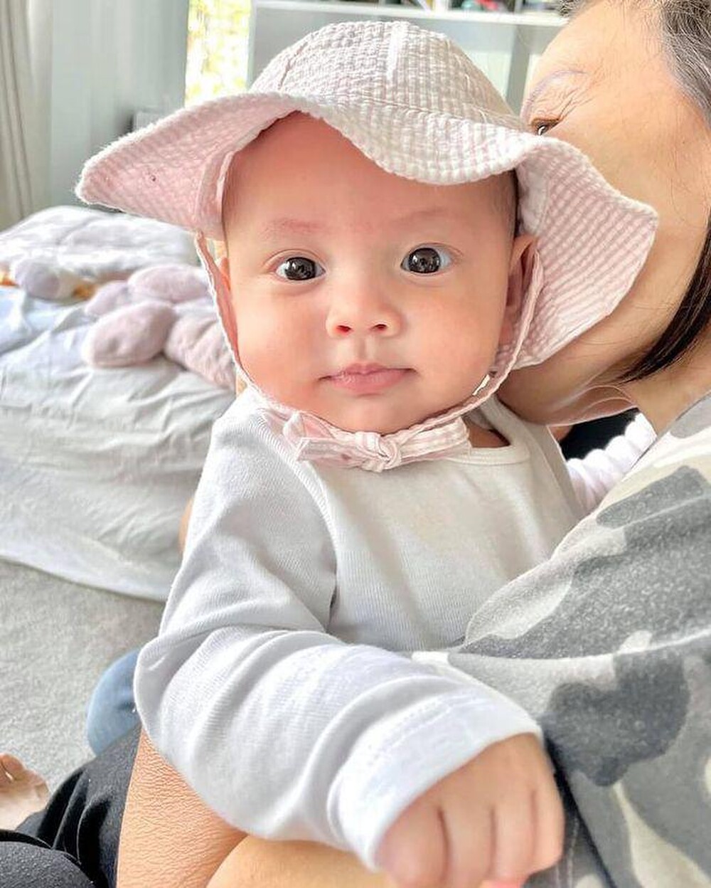 Khi mẹ 'bỉm sữa' Hà Hồ chăm chút cho con: Leon - Lisa ăn diện đồng điệu, xinh xắn tựa thiên thần 7 Khi mẹ 'bỉm sữa' Hà Hồ chăm chút cho con: Leon - Lisa ăn diện đồng điệu, xinh xắn tựa thiên thần 7