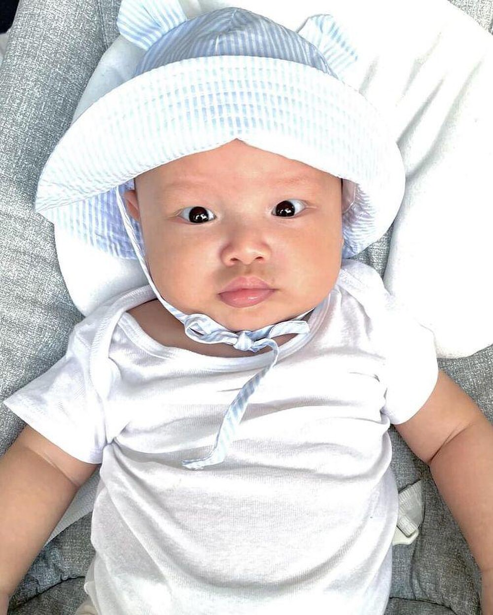 Khi mẹ 'bỉm sữa' Hà Hồ chăm chút cho con: Leon - Lisa ăn diện đồng điệu, xinh xắn tựa thiên thần 8 Khi mẹ 'bỉm sữa' Hà Hồ chăm chút cho con: Leon - Lisa ăn diện đồng điệu, xinh xắn tựa thiên thần 8