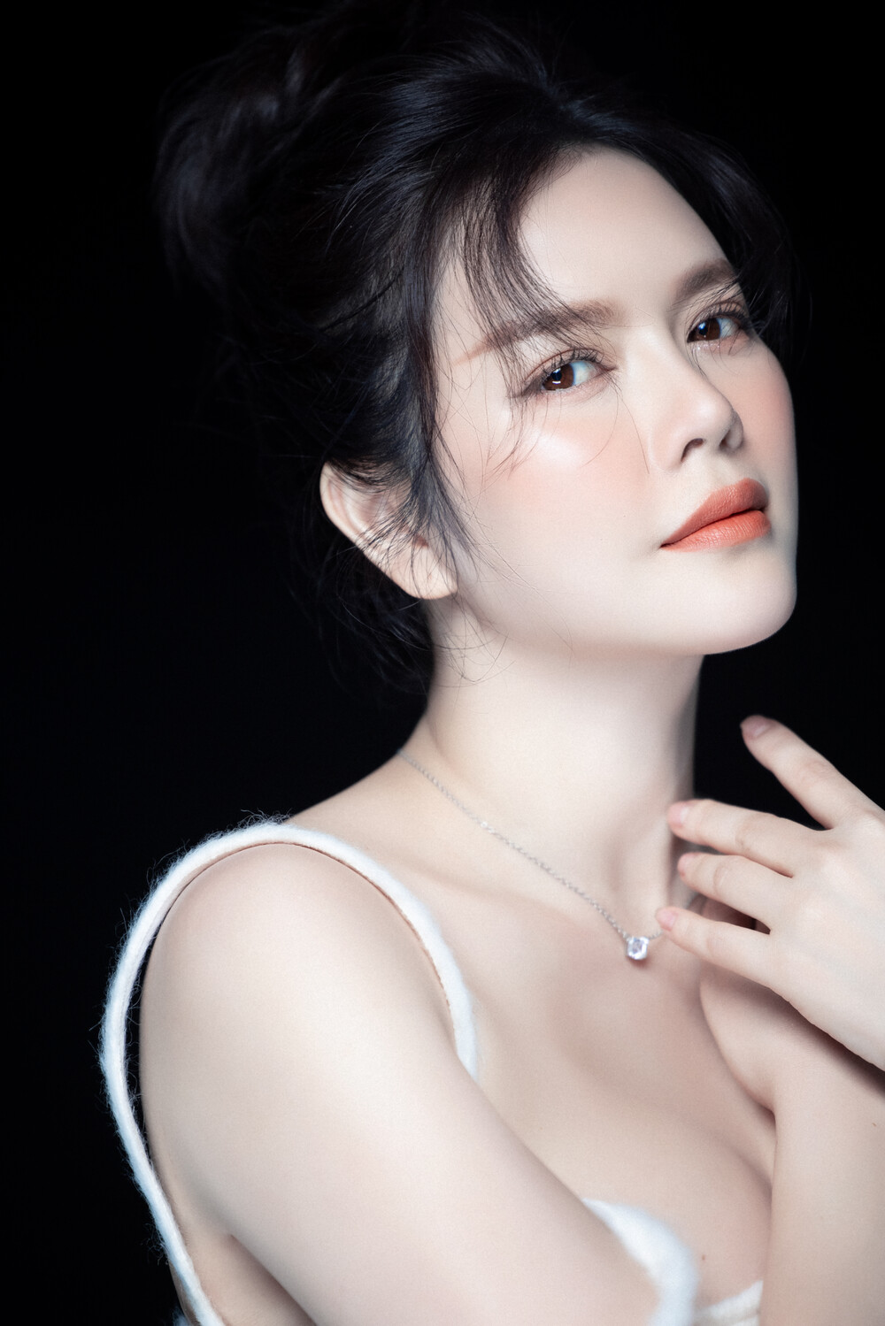 Lý Nhã Kỳ diện váy hai dây, chứng minh sắc vóc đẹp 'bất chấp tuổi tác' 4 Lý Nhã Kỳ diện váy hai dây, chứng minh sắc vóc đẹp 'bất chấp tuổi tác' 4