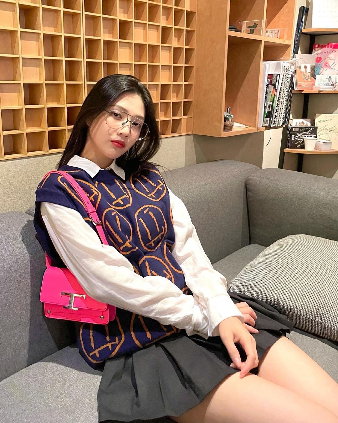 Học lỏm Joy (Red Velvet) cách diện chân váy không chỉ trẻ ra chục tuổi mà còn hack dáng đỉnh cao 6 Học lỏm Joy (Red Velvet) cách diện chân váy không chỉ trẻ ra chục tuổi mà còn hack dáng đỉnh cao 6