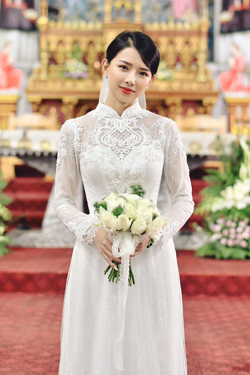 Chiếc áo dài cưới 'trong mơ' của vợ Phan Mạnh Quỳnh: Đính kết 8000 viên đá swarovski, thiết kế từ ren hoa 3D Pháp  5