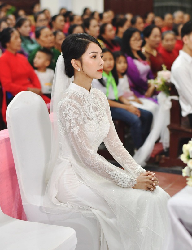 Chiếc áo dài cưới 'trong mơ' của vợ Phan Mạnh Quỳnh: Đính kết 8000 viên đá swarovski, thiết kế từ ren hoa 3D Pháp 4 Chiếc áo dài cưới 'trong mơ' của vợ Phan Mạnh Quỳnh: Đính kết 8000 viên đá swarovski, thiết kế từ ren hoa 3D Pháp 4