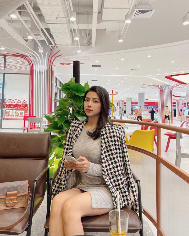 Bóc loạt 'xì tai' siêu xịn xò của bà xã Phan Mạnh Quỳnh: dân chơi hệ đồ hiệu, váy áo diện hoài không hết 7 Bóc loạt 'xì tai' siêu xịn xò của bà xã Phan Mạnh Quỳnh: dân chơi hệ đồ hiệu, váy áo diện hoài không hết 7