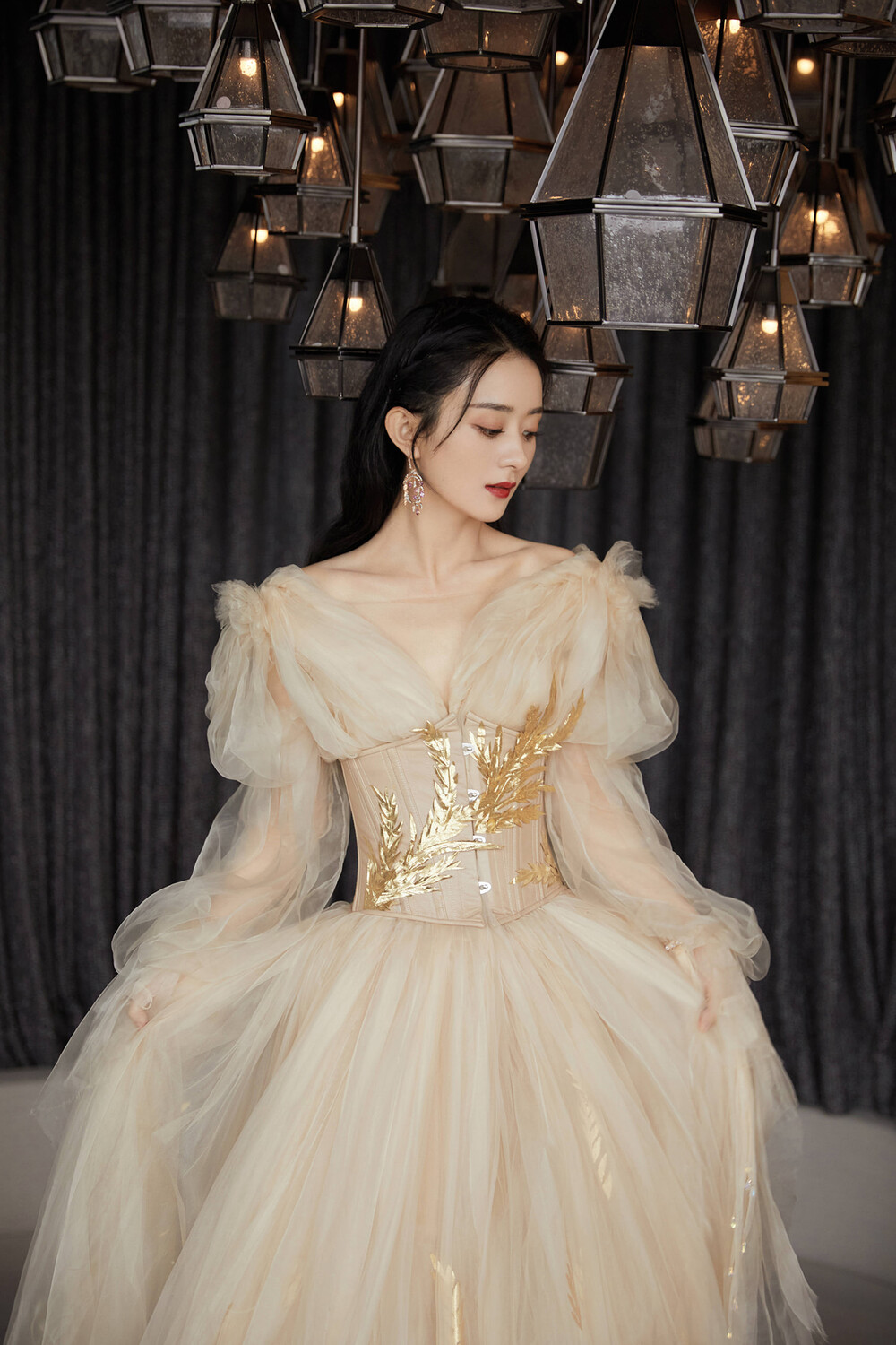 Diện váy ngắn dòng Haute Couture dự sự kiện, Triệu Lệ Dĩnh 'gây sốt' với viasual đỉnh của chóp 7 Diện váy ngắn dòng Haute Couture dự sự kiện, Triệu Lệ Dĩnh 'gây sốt' với viasual đỉnh của chóp 7