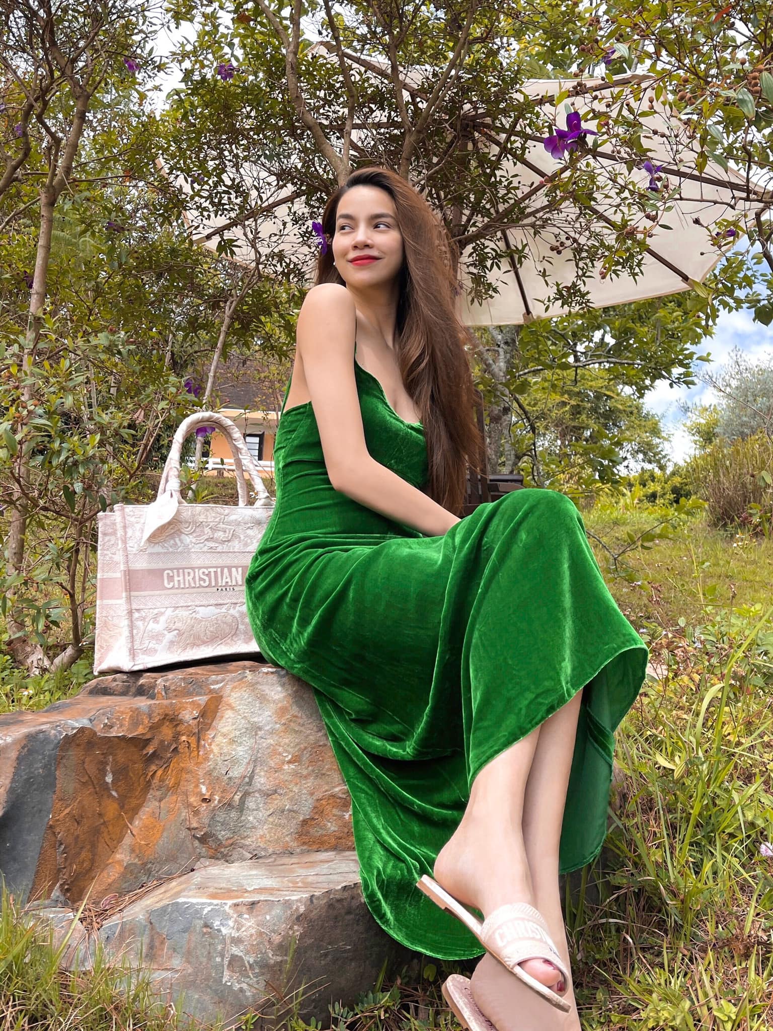 Thời trao sao Việt tuần qua: Ngọc Trinh hóa 'gái ngoan', Thanh Hằng sang chảnh với váy áo vải tweed 3 Thời trao sao Việt tuần qua: Ngọc Trinh hóa 'gái ngoan', Thanh Hằng sang chảnh với váy áo vải tweed 3