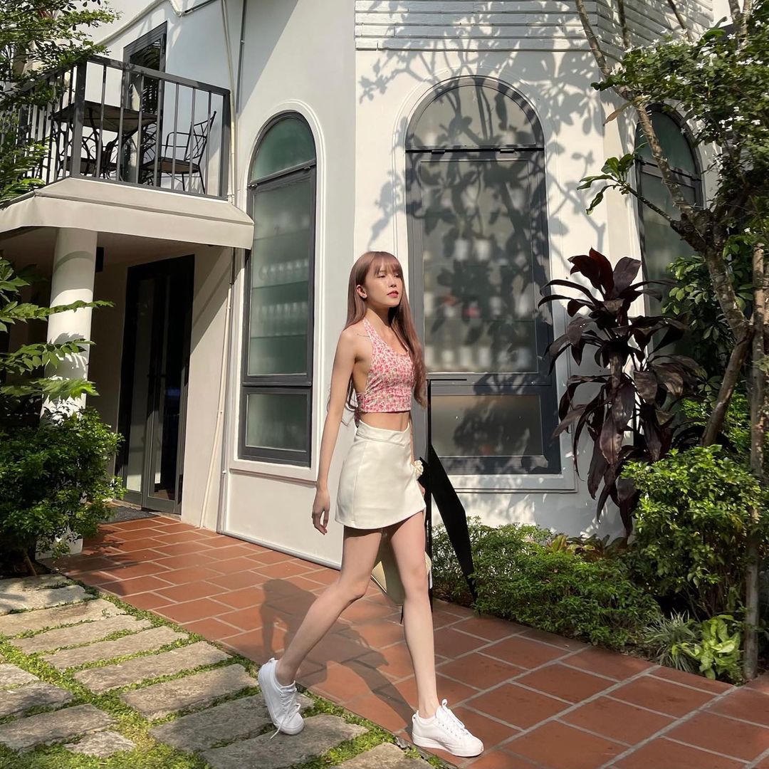 Thiều Bảo Trâm diện áo hai dây, khoe lưng đẹp eo thon 8 Thiều Bảo Trâm diện áo hai dây, khoe lưng đẹp eo thon 8